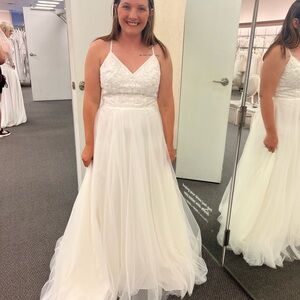 Cream Sleeveless V-Neck Wedding Gown